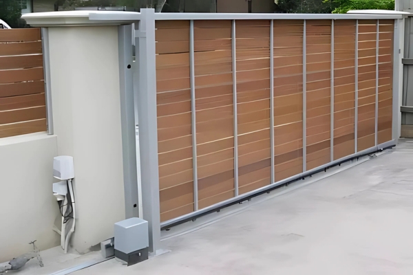 Motorised sliding gate